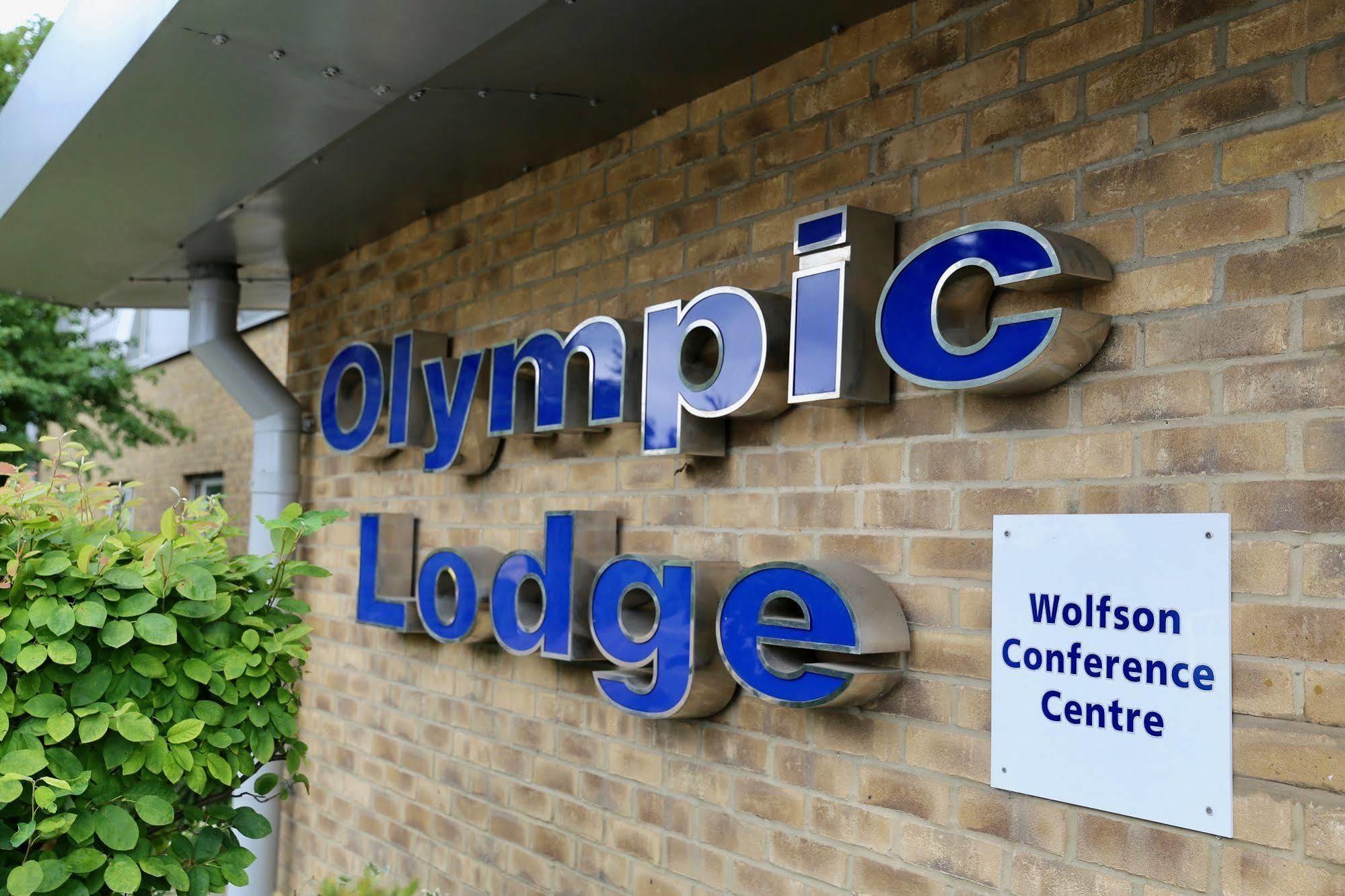 The Olympic Lodge 에일즈베리 외부 사진